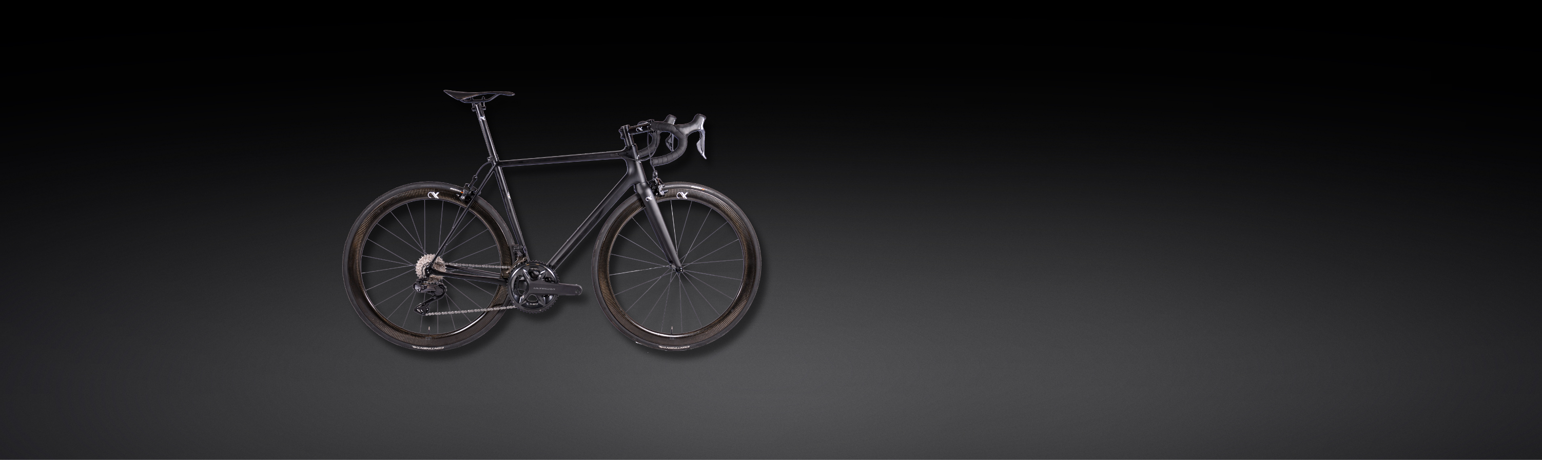 Carbon-Rennrad von ax-lightness aus Carbon vor Carbonhintergrund