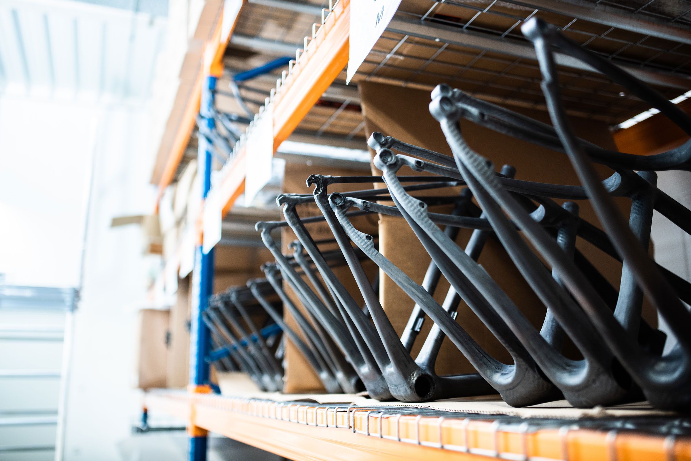 Carbonrahmen im Lagerregal