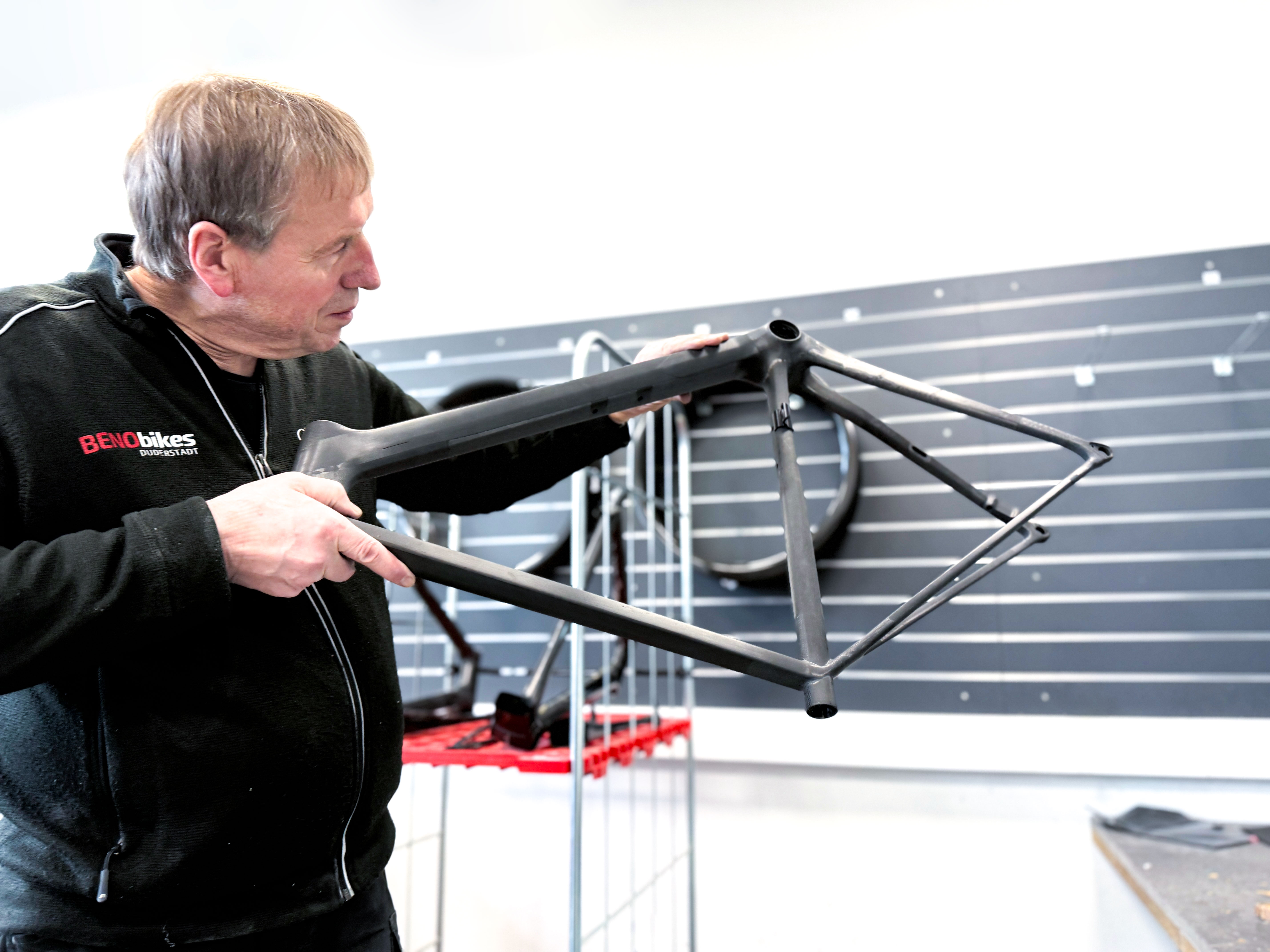 ax-lightness Carbonrahmenproduktion mit Mitarbeiter