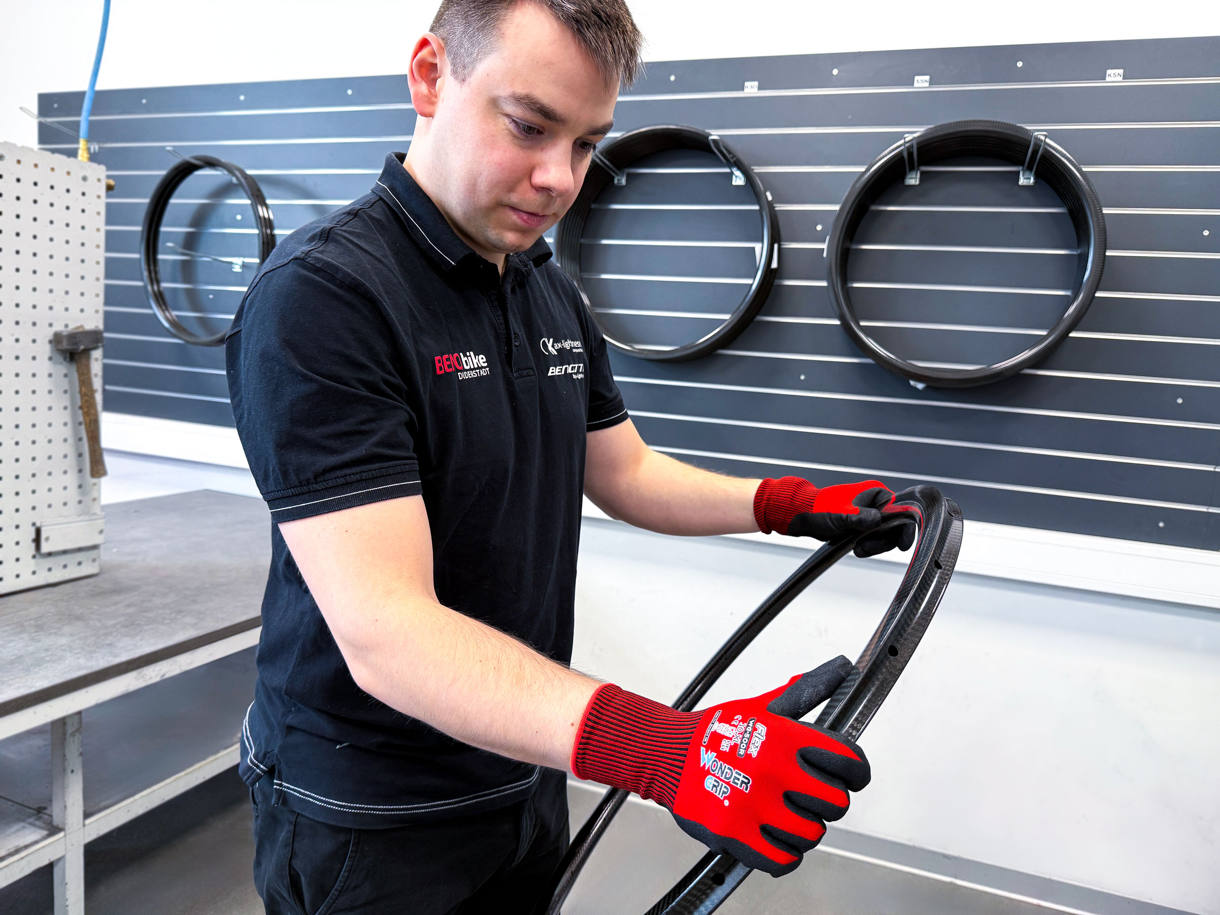 ax-lightness Laufradproduktion mit Mitarbeiter