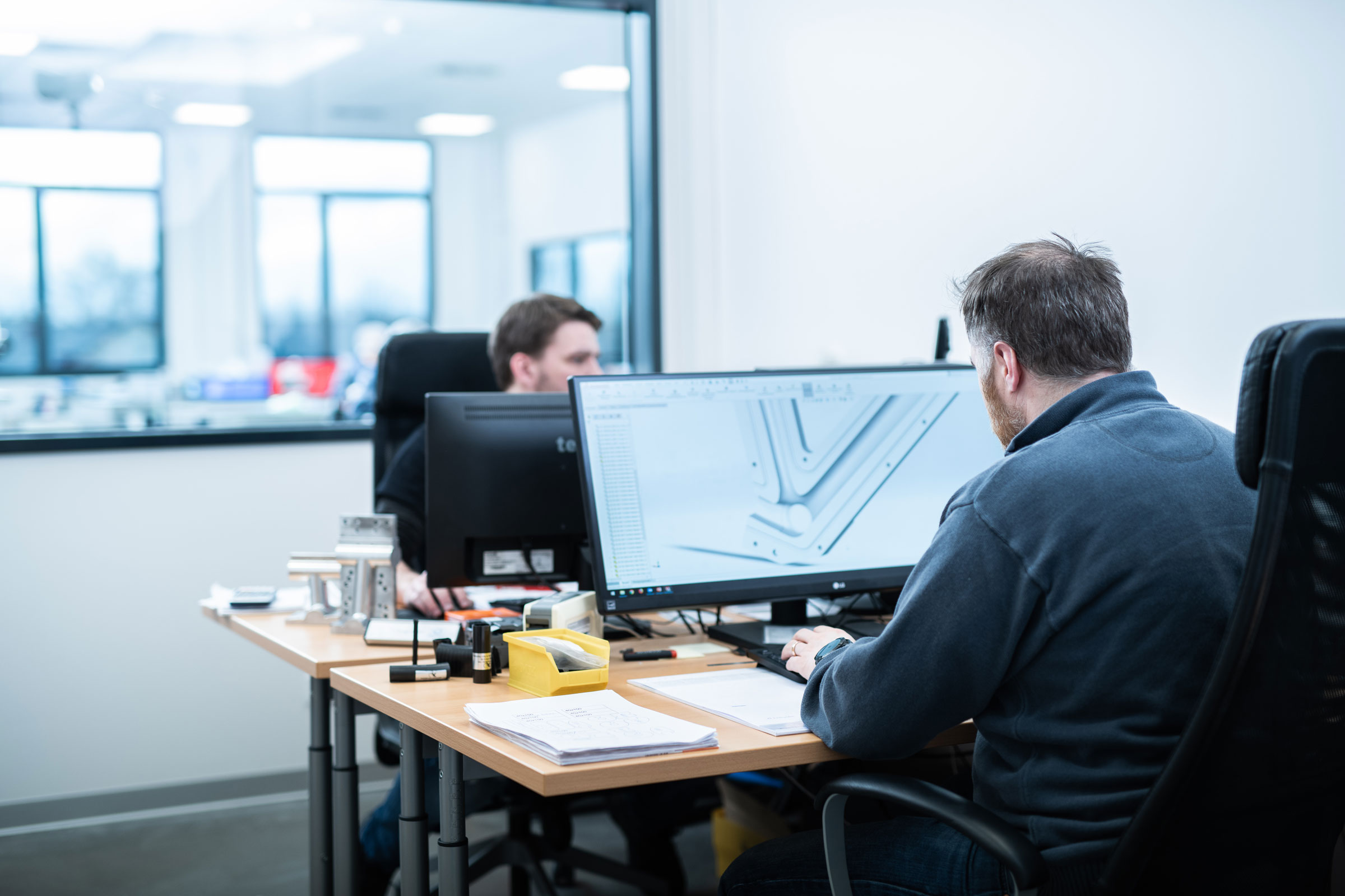 Mitarbeiter Carbonproduktion am Computer