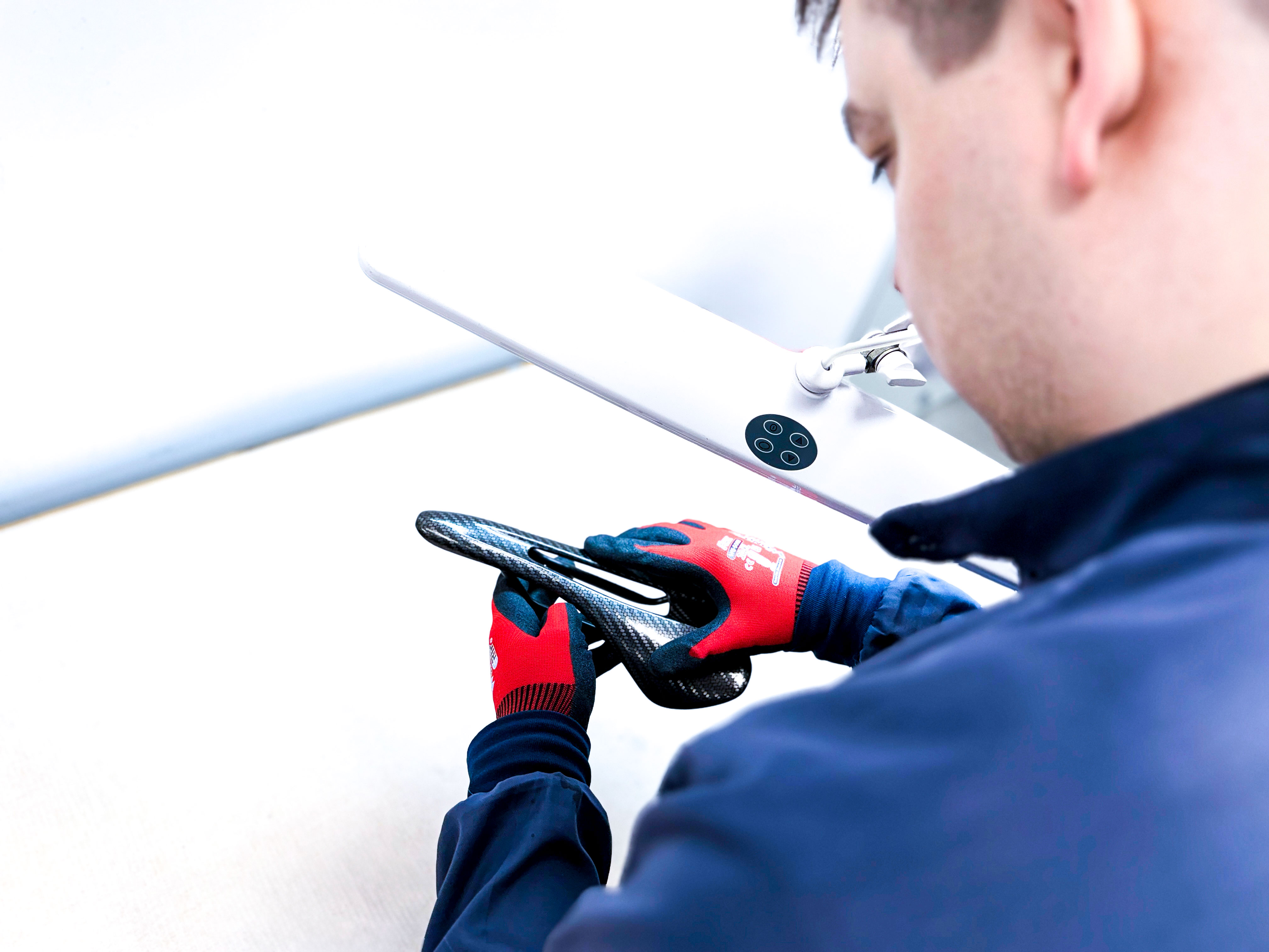 ax-lightness Sattelproduktion mit Mitarbeiter