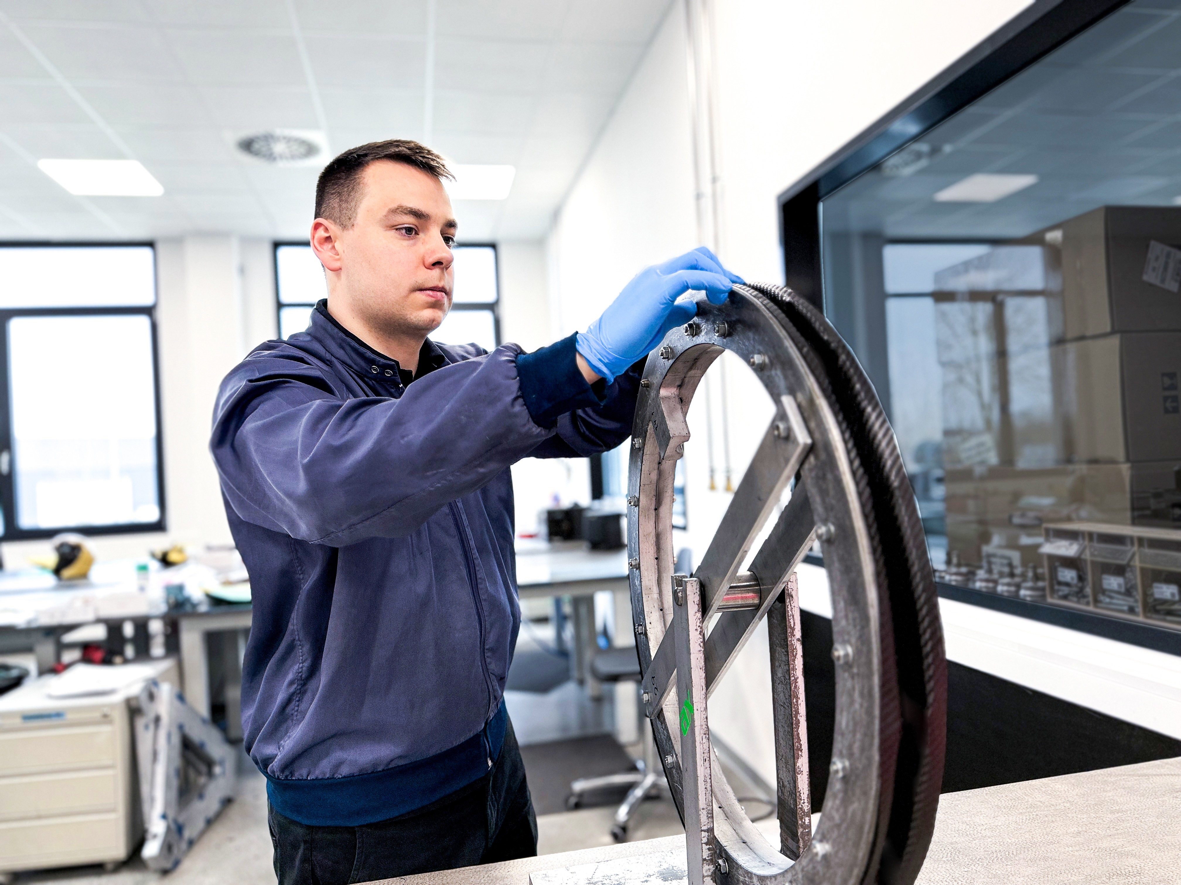 ax-lightness Laufradproduktion mit Mitarbeiter