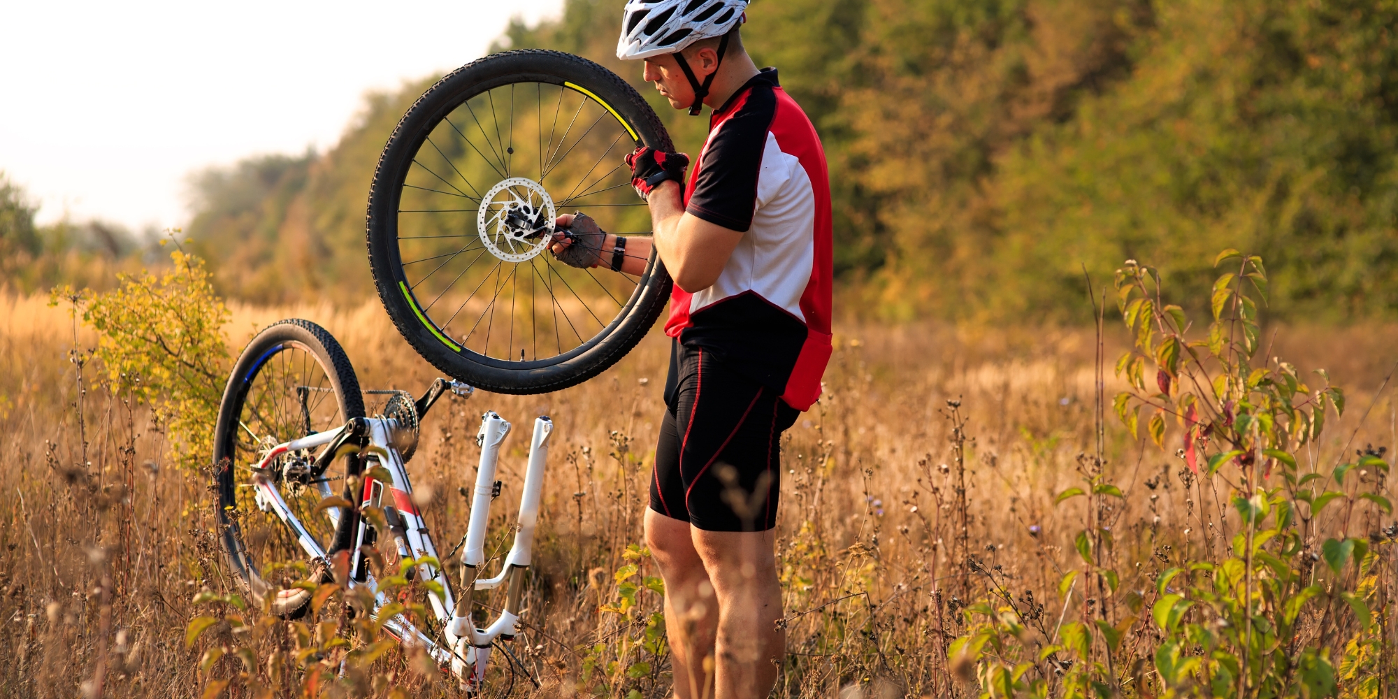 Rennradfahrer beim Reifenwechsel