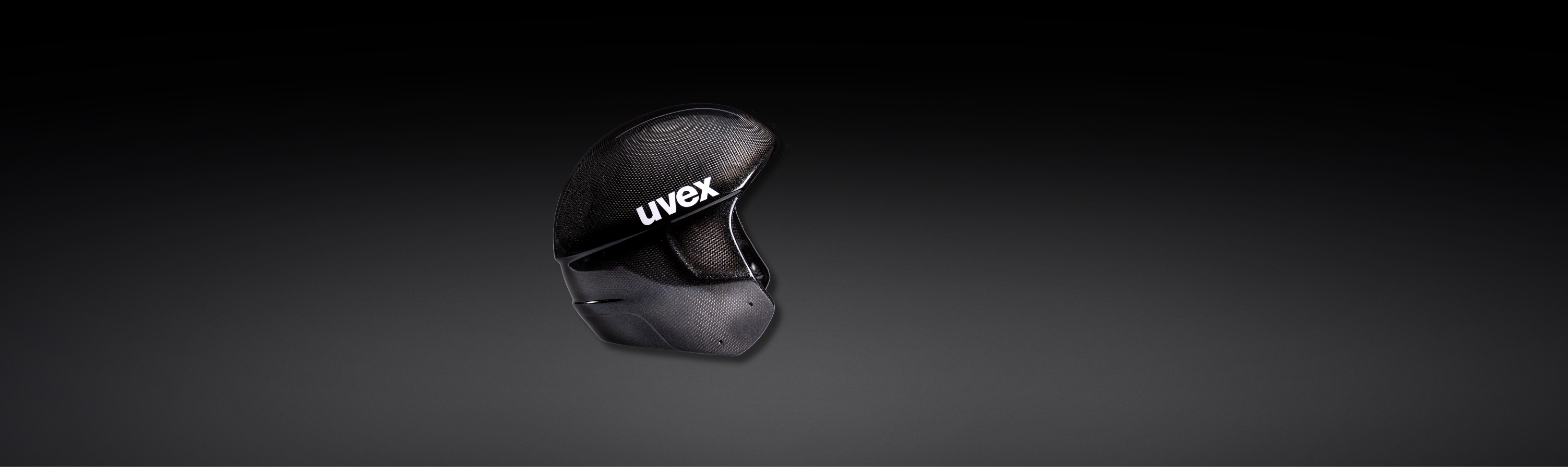 Uvex-Skihelm von ax-lightness aus Carbon vor Carbonhintergrund